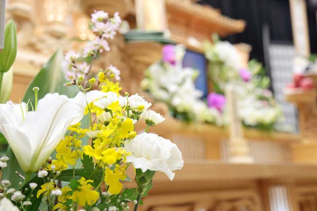 葬儀の祭壇を飾る生花の画像
